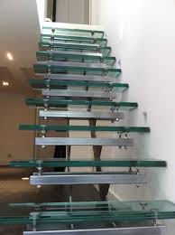 Bagian rumah yang akan kita bahas berikutnya.stainless steel yang memiliki warna silver yang mengkilap cocok untuk railing tangga bagi rumah minimalis yang ingin didesain secara futuristik. 32 Railing Tangga Kaca Minimalis Stainless Steel Tempered