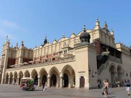 Świetne ceny, parking zaraz przy centrum, idealna lokalizacja, aby udać się na rynek. Sukiennice Cloth Hall Krakow