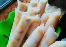 Setelah permukaan luar buah telah diselaputi tepung gandum, bilas buah dengan menggunakan air bersih sehingga tiada kesan tepung tersebut. Cara Untuk Menyiapkan Es Lilin Mangga Yang Sempurna