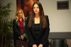 İkilinin aldıkları evlilik kararı, mahallede de büyük ses getirir. Dogdugun Ev Kaderindir Season 2 Episode 6 Dizilah