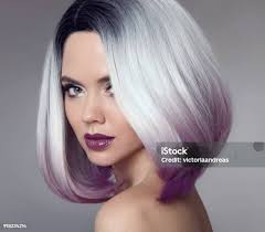 Ombre Bob Korte Haarstijl Mooie Haren Kleuren Vrouw Mode Trendy Kapsel  Blond Model Met Korte Glanzende Haarstijl Concept Coloring Hair  Schoonheidssalon Stockfoto en meer beelden van Haar