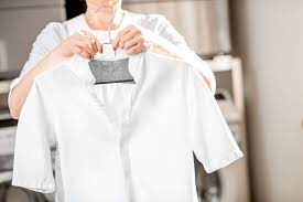 Tips mencuci baju bersih & cemerlang. 6 Cara Membuat Baju Putih Yang Menguning Jadi Seperti Baru Lagi