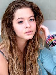 Little Nose Piercing Celebrities With Nose Piercings Pretty Hairstyles Long Hair Styles