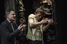 Dans cette classe il y a beaucoup de fleurs. Le Froid Augmente Avec La Clarte Theatre Paris La Colline Theatre National