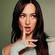 Alisha Day's Instagram, Twitter & Facebook