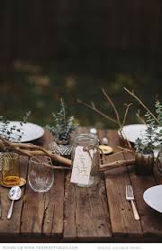 Esprit Guinguette Voire Kinfolk Pour Une Fete En Plein Air La Fille A Panier En 2020 Agencement De Table De Thanksgiving Decorations De Table De Noel Table De Thanksgiving
