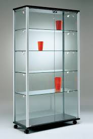 Staubdichte Standvitrine Auf Laufrollen Mit Stufenlos Verstellbaren Glasboden Vitrine Schranke Vitrinen Glasvitrine