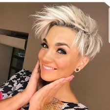 Entre la coupe au bol, la coupe courte pixie, la coupe courte effet coque, la coupe effilée ou encore à la garçonne : Coupes Courtes Femmes 100 Idees De Looks Tendance Reperes Sur Instagram