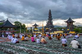 Walaupun agama hindu sudah berkembang sejak tahun 5000 sm, namun ajaran dan pikirannya masih relevan dalam abad. Agama Hindu Di Malaysia