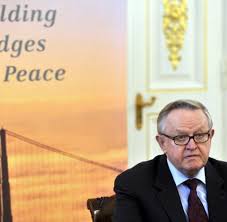 I looked into your questions and into president martti ahtisaari's presidential files, which i don't know that well, but i know that he's been working with some of your former presidents during his career, especially with jimmy carter, who was a member of the elders, like president ahtisaari. Martti Ahtisaari Welt