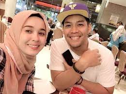 Saya anak yang paling rapat dengan ayah, jadi mungkin dia melihat saya masih kecil dan belum bersedia untuk berumah tangga. Kamal Adli Akui Hubungan Dengan Emma Rengang Tapi Orang Marah Hubungan