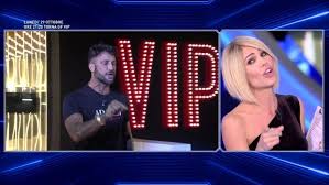 Ilary blasi fa i boccoli a casa: Fabrizio Corona Su Instagram La Nuova Stoccata A Ilary E Totti La Foto Con La Maglia Della Lazio