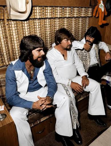 RANDY OWEN SPENT DECADES STANDING IN FRONT OF THOUSANDS OF FANS, BUT SOME OF HIS HARDEST BATTLES HAPPENED FAR FROM THE SPOTLIGHT. As the voice and face of Alabama, he carried the
