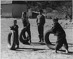 ¿quieres enseñar a tu hijo cómo se juega al escondite, a saltar la comba o al juego del pañuelo? Asi Jugaban Los Ninos De Antes Cuando No Existian Telefonos Videojuegos Ni Internet Village Photography Old Photos Bw Photo