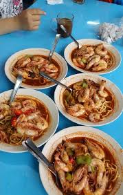 Mie aceh biasanya terbuat dari mi kuning tebal dengan berbagai toping, seperti udang, kepiting, daging sapi, atau daging kambing. Mi Udang Banjir Salleh