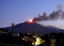 Αἴτνα), is an active stratovolcano on the east coast of sicily, italy, in the metropolitan city of catania, between the cities of messina and catania.it lies above the convergent plate margin between the african plate and the eurasian. Vulkan Atna Aktuelle Tatigkeit Warten Auf Den Nachsten Paroxysmus Volcanodiscovery