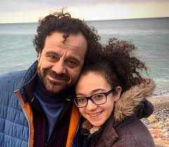 Hangi dizi ve filmlerde oynamıştır? Bizim Hikaye Sorumsuz Baba Fikri Kimdir Gercek Adi Dizicenter