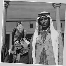 أسامة سليمان الفلي ح No Twitter صورة رجل بدوي من الكويت في الخمسينات الميلادية حامل طيرا في يمينه البدو الكويت Http T Co Hancyi8zom