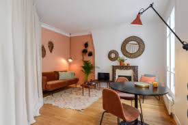 Un salon gris clair ou bien un salon gris et beige ? Salon Avec Un Mur Orange Photos Et Idees Deco De Salons Avril 2021 Houzz Fr