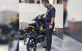 Gambar 3 buah lingkaran kecil di dalam roda dan jangan lupa menambahkan 2 garis pada roda depan dan hubungkan garis tersebut dengan badan motor. Polis Akan Sita Motosikal Ysuku Diubah Suai Tanpa Kebenaran Free Malaysia Today Fmt