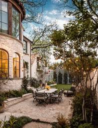 Mediterraner Garten Terrasse Stein Sitzmobel Tisch Pflanzen Lichterkette Terassenentwurf Garten Design Toskanische Einrichtung