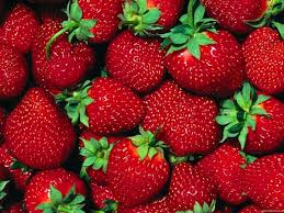 (transitive) to eat, to consume (food). Ø£Ø­Ù„Ø§Ù… Ø§Ù„ÙØ±Ø§ÙˆÙ„Ø© Ù…Ø§ Ø£Ø­Ù„Ø§Ù… Ø§Ù„ÙØ±Ø§ÙˆÙ„Ø© Ø§Ù„Ø­Ù…Ø±Ø§Ø¡ Ø§Ù„ÙƒØ¨ÙŠØ±Ø© ÙƒØ«ÙŠØ±Ø§
