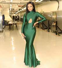 She can wear the simplest clothing and still manage to add her signature. Pin On Tendencias