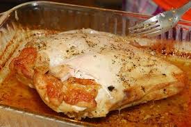 Tapamos la sartén, bajamos el fuego a algo menos de la mitad y lo dejamos así 10 minutos de reloj sin tocar nada (ni abrir la tapa. Receta De Pechuga De Pavo Al Horno