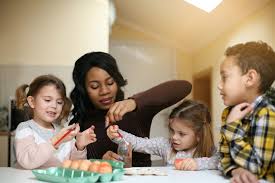 Anak yang diasuh di rumah membuat anak lebih mudah menyesuaikan diri saat ibu harus kembali bekerja. Parentalk Id Tips Aman Mempekerjakan Pengasuh