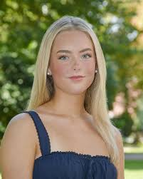 Here is our second senior spotlight: Sadie Smith! 🩰💖 How long have you  been dancing? -I've been dancing for 13 years! How many years have you been  in junior company?