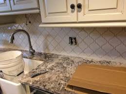 Msi Antique White Arabesque 10 5 In X 15 5 In X 8 Mm Glazed Porcelain Mesh Mount Arabesque Tile Backsplash Kitchen Antique White Kitchen White Arabesque Tile