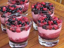 Mélangez les oeufs et le lait concentré sucré ensemble, et versez le mélange sur les fruits. Les Meilleures Recettes De Verrines Et Fruits Rouges