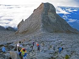 Memiliki ketinggian sekitar 3.143 meter di atas permukaan laut (mdpl), gunung dengan trek yang sangat curam ini adalah puncak tertinggi dari negara vietnam dan dijuluki sebagai atapnya indocina. 4 Gunung Tertinggi Yang Ada Di Malaysia Halaman All Kompasiana Com