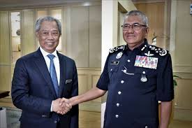 He is a star police officer among all the celebrities. Ketua Polis Negara Tan Sri Fuzi Harun Akan Bersara Pada 3 Mei Ini Oh Media