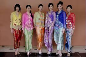 Aneka model kebaya brokat modern untuk perempuan mungil (foto: 81 Ide Sarung Kebaya Kebaya Pakaian Wanita Wanita
