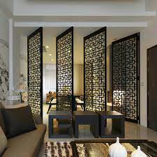 Kamar tidur, dapur, dan ruang tamu di rumah kecil dapat dipisahkan satu sama lain dengan menggunakan pintu geser agar rumah tidak terasa sempit. Furniterus Ruangan Lebih Luas Intip 7 Inspirasi Partisi Ruang Tamu Yang Bisa Bikin Rumah Makin Nyaman