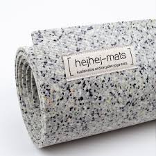 Die dicke ist optimal ausgelegt, um einen genauen bodenkontakt und komfort zu. Helle Recycelte Yogamatte Von Hejhej Der Ersten Closed Loop Yogabrand