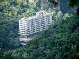 Continutul bogat de hidrogen sulfurat in concentratie de pana la 60 mg/l. Hotel Roman Din Baile Herculane Romania