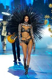 International model kendall jenner, who is better known as a reality star on keeping up with the kardashians, added another credential to her resume when she sashayed down the runway in the 20th victoria's secret fashion show in new york tuesday. Si Ha Pasado Kendall Jenner Ha Desfilado Con Cuello Vuelto Para Victoria S Secret Vogue Espana