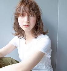 ワイドバング パーマで柔らかい質感をプラスしたミディアムスタイル medium haircatalog jp ヘアカタログ jp つぎのわたし選び パーマ ワイドバング スタイル