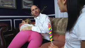 Padrastro y sus dos hijas salvajes quieren su semen adentro