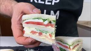 A seconda delle farciture che usi, questi gustosi snack si rivelano molto. Come Fare I Tramezzini 2 Ricette Una Classica E Una Spaziale Con Salmone E Gamberetti Youtube