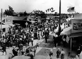 Independence Day In Bellflower 1915 The Folks In The Street Are Watching Men Run A Foot Race That Street Is Now B Photo Vintage Photos Bellflower California
