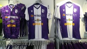 Последние твиты от fc argeș (@fcarges1953). Fc ArgeÈ™ A Prezentat Publicului Echipamentul È™i Autocarul Ziarul Argesul EdiÅ£ia Online