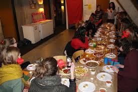 Es una experta en la conversación cortés en cenas formales. The Great Spanish Dinner Erasmus Recipes