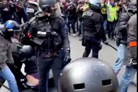 Sur une vidéo, on voit des pompiers tomber sous les coups des matraques des policiers, venus servir le. L Igpn Saisie Pour Un Policier Mettant Sa Matraque Dans Le Pantalon D Un Interpelle
