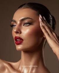 Em busca de inspirações de make para a sua próxima festa? Deslize para o 👉  e confira algumas sugestões e ideias de make para fazer bonito naquele  evento especial ✨ Compartilha esse