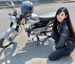 ボード mujeres en motos o carros のピン