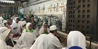Makam sunan gunung jati berada di sebuah kompleks pemakaman yang terletak di atas lahan seluas lima hektare. Ziarah Makam Sunan Gunung Jati Relawan Jokowi Doakan Korban Rusuh Mako Brimob Merdeka Com