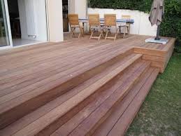 Holzdeck Mit Stufe Marykae Broberg Dekoration Terrasse Holz Hintergarten Holzterrasse